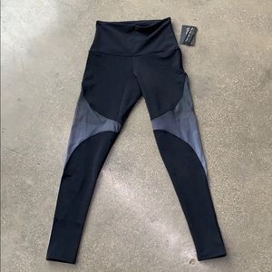 Onzie (never worn!) brand new half moon leggings